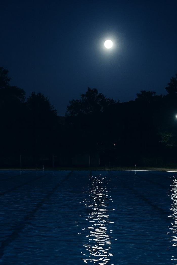 Nachtbaden im Stadtbad Radeberg im Scheinwerferlicht