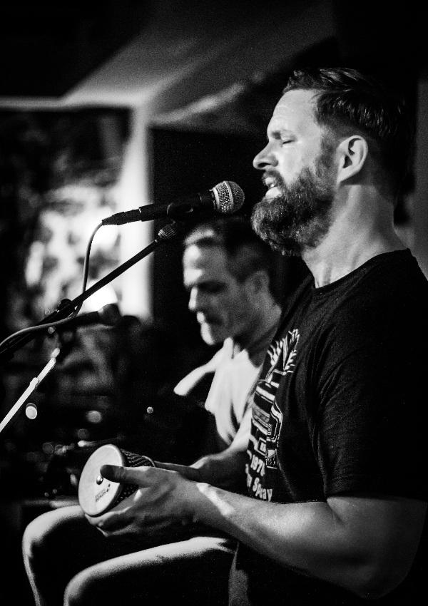 Live music at the Entners beach bar - Cash Money Brothers