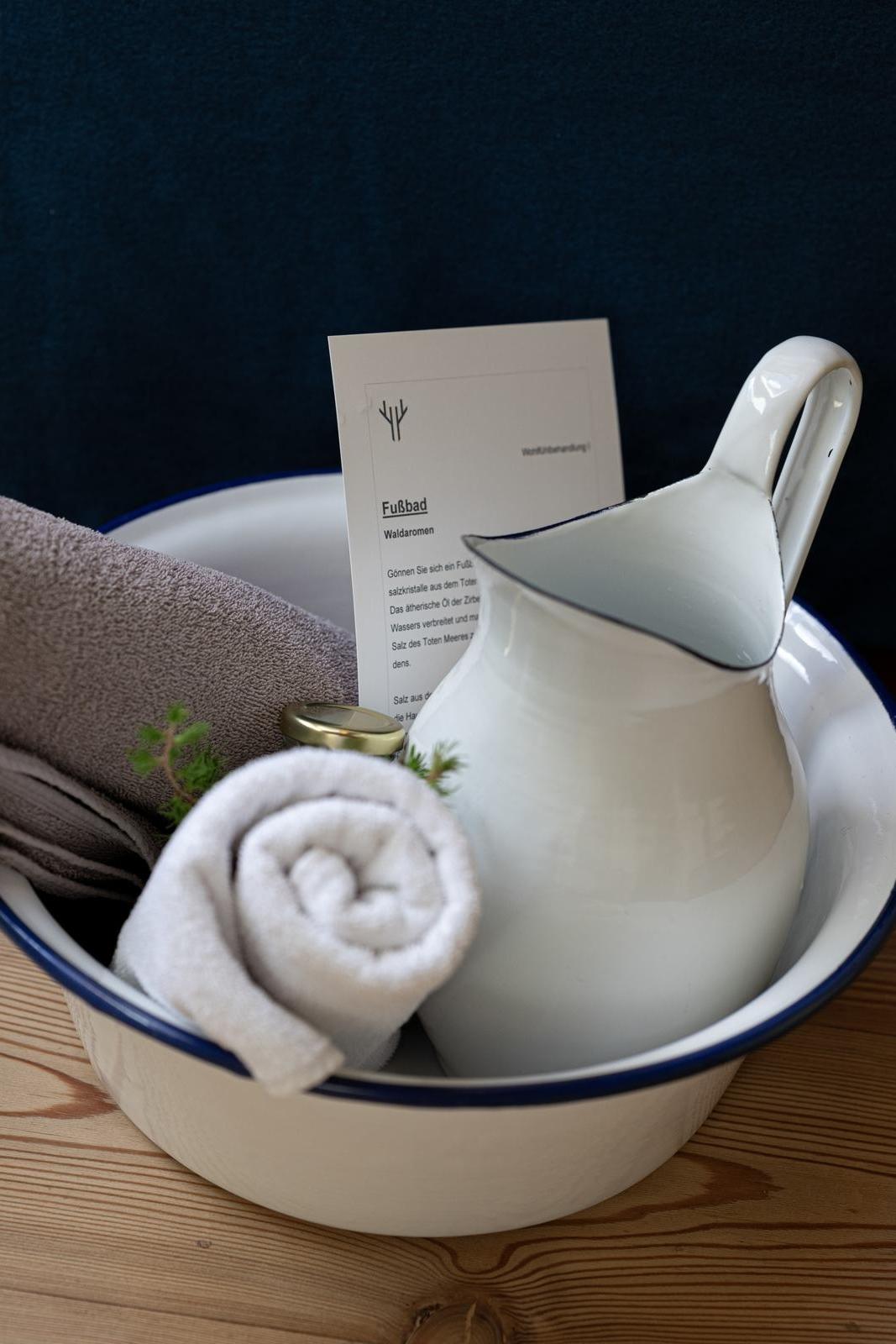 Alkaline foot bath with Black Sea salt & forest aromas