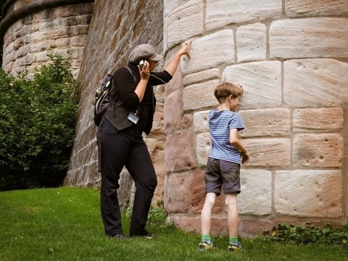 On the wall, on the lookout - family tour of the city