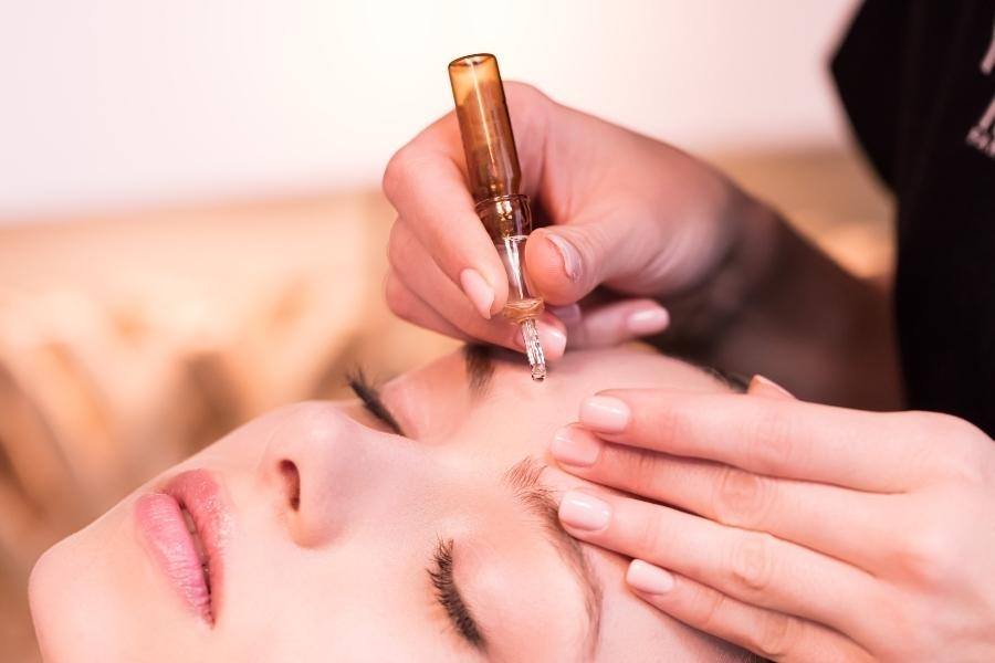 Facial massage with ampoule
