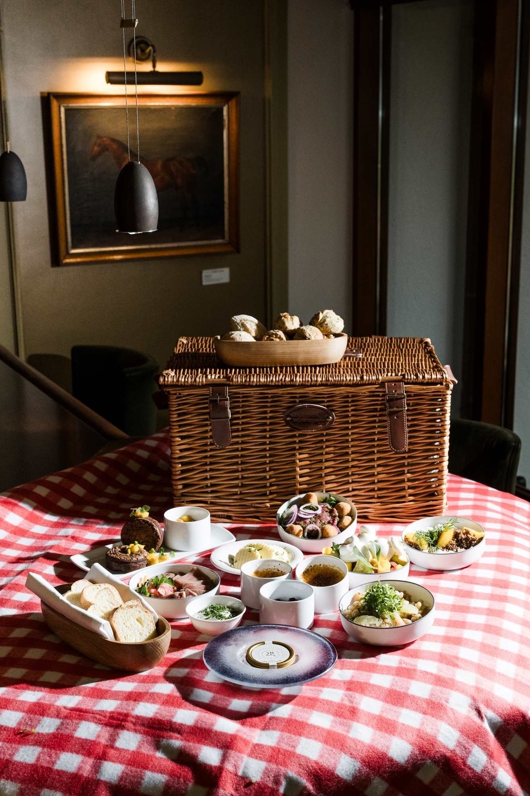 Picnic basket "The golden stag" image