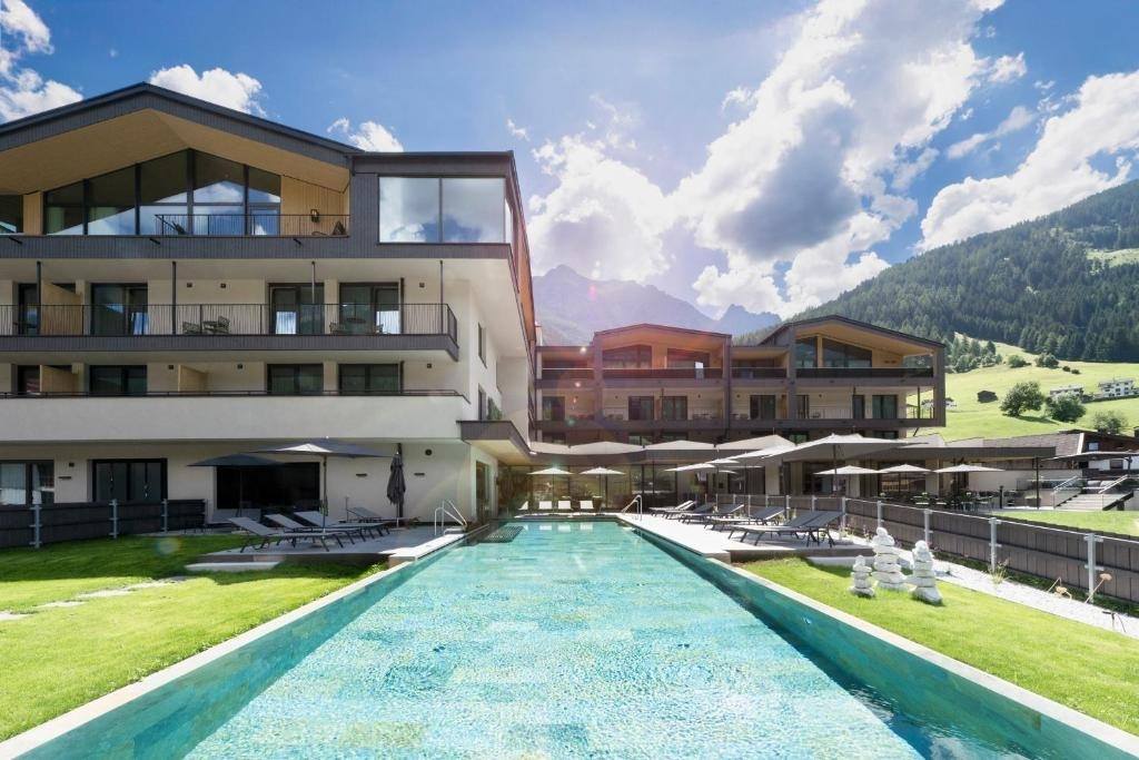 Infinite horizon: Infinity pool enjoyment