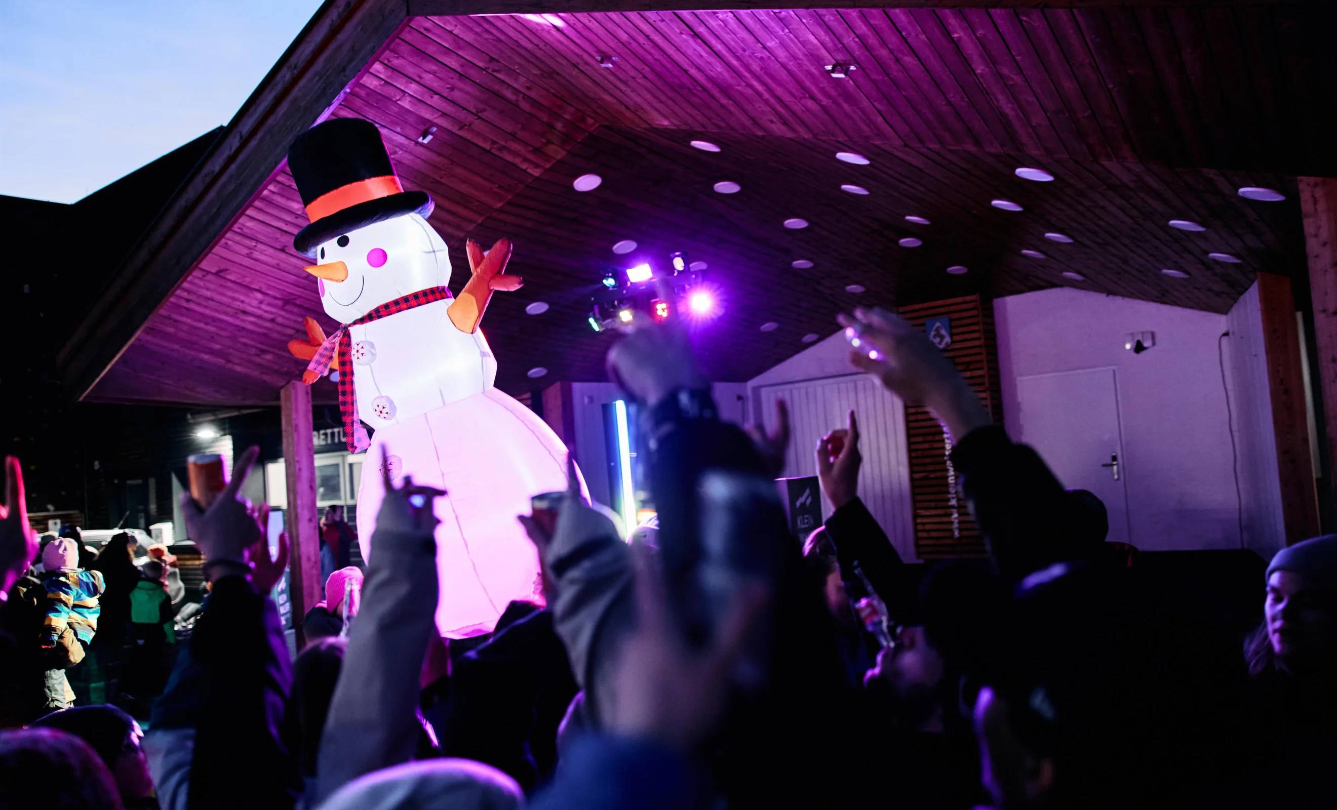 Schneemanntreff am Gemeindeplatz Riezlern