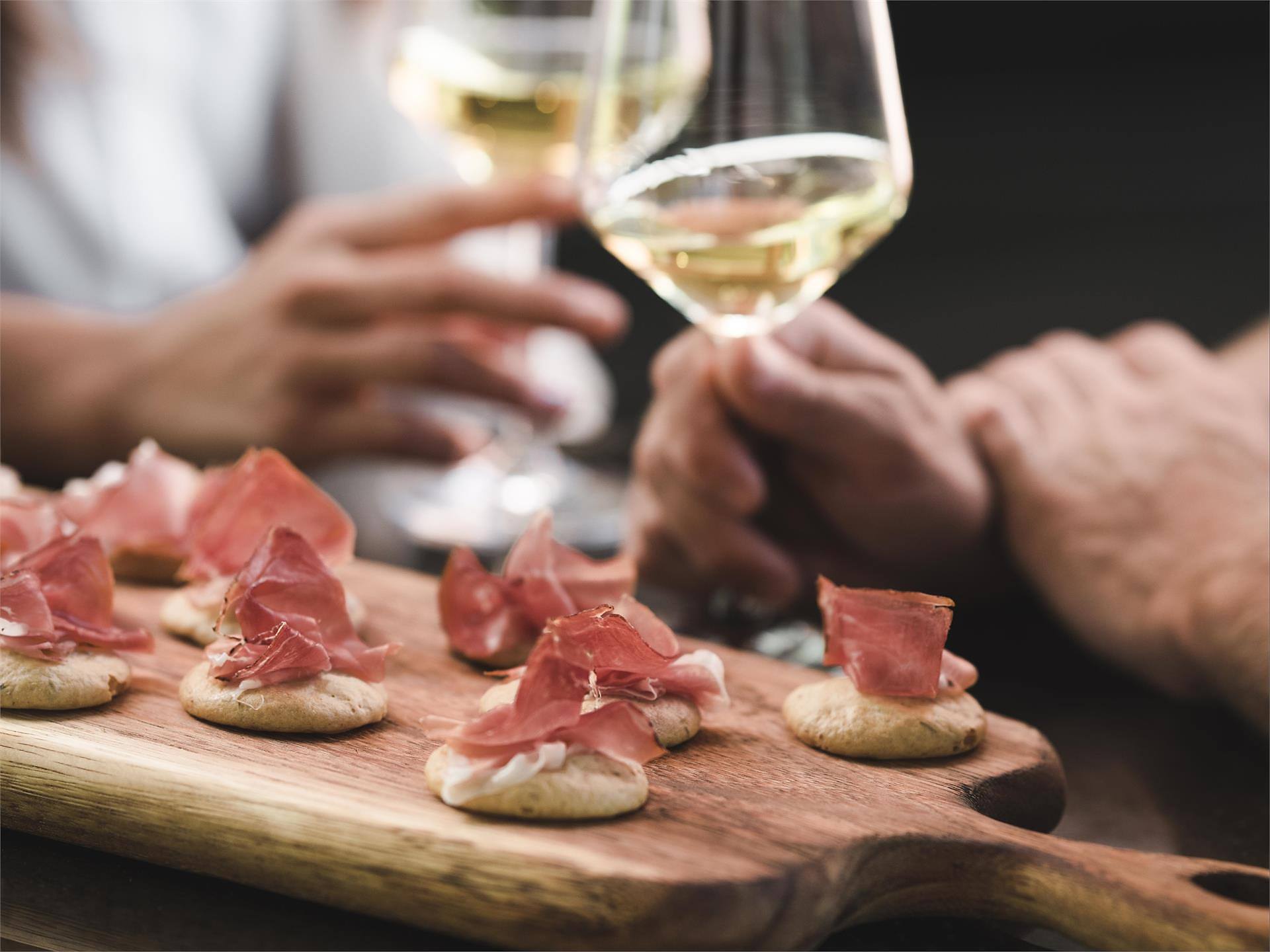 Degustazione serale in una azienda vinicola con accompagnamento musicale image