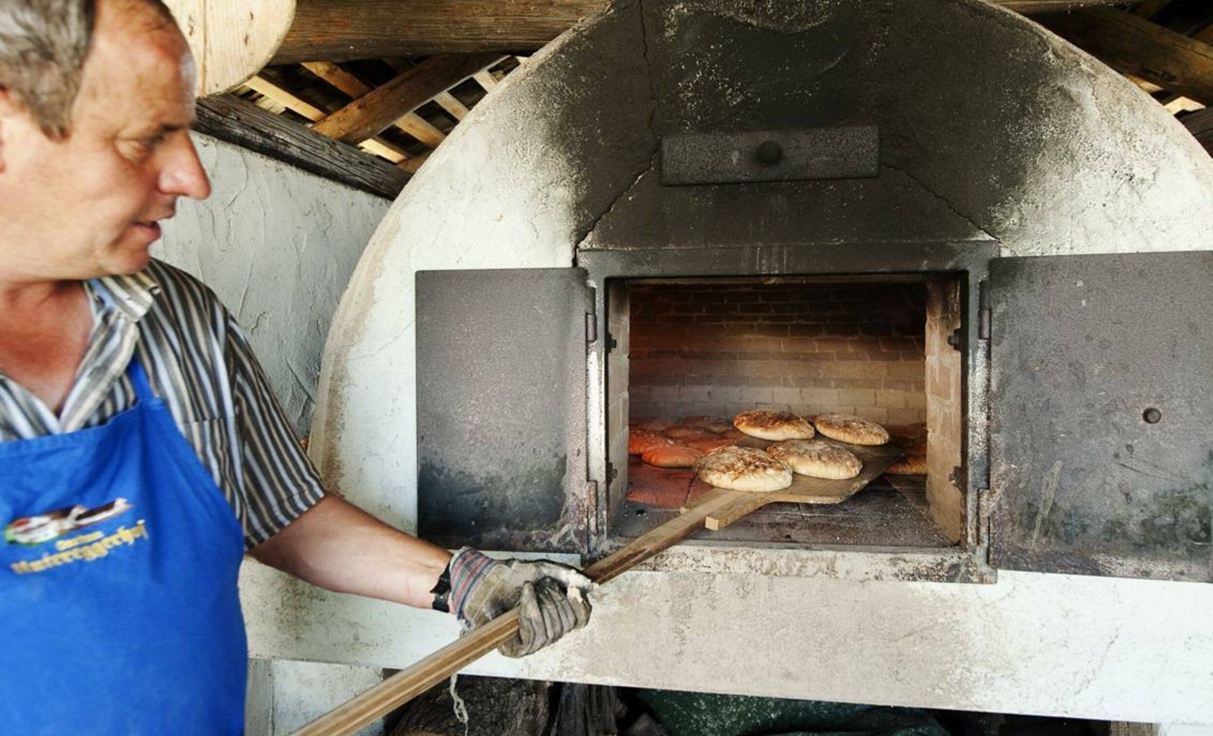 Farmhouse bread experience at the Untereggerhof