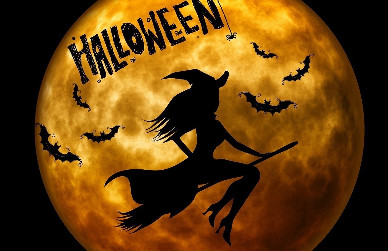Halloween-Disco draußen im Hof