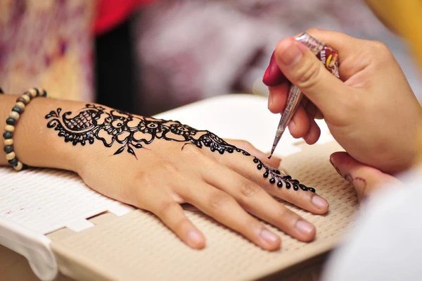 HIASL TEEN CLUB - 🎨 Henna Tattoo Workshop (from 12 years)