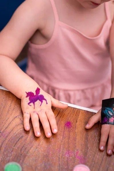 Glitzernde Stars – Glitzertattoos im Theater!