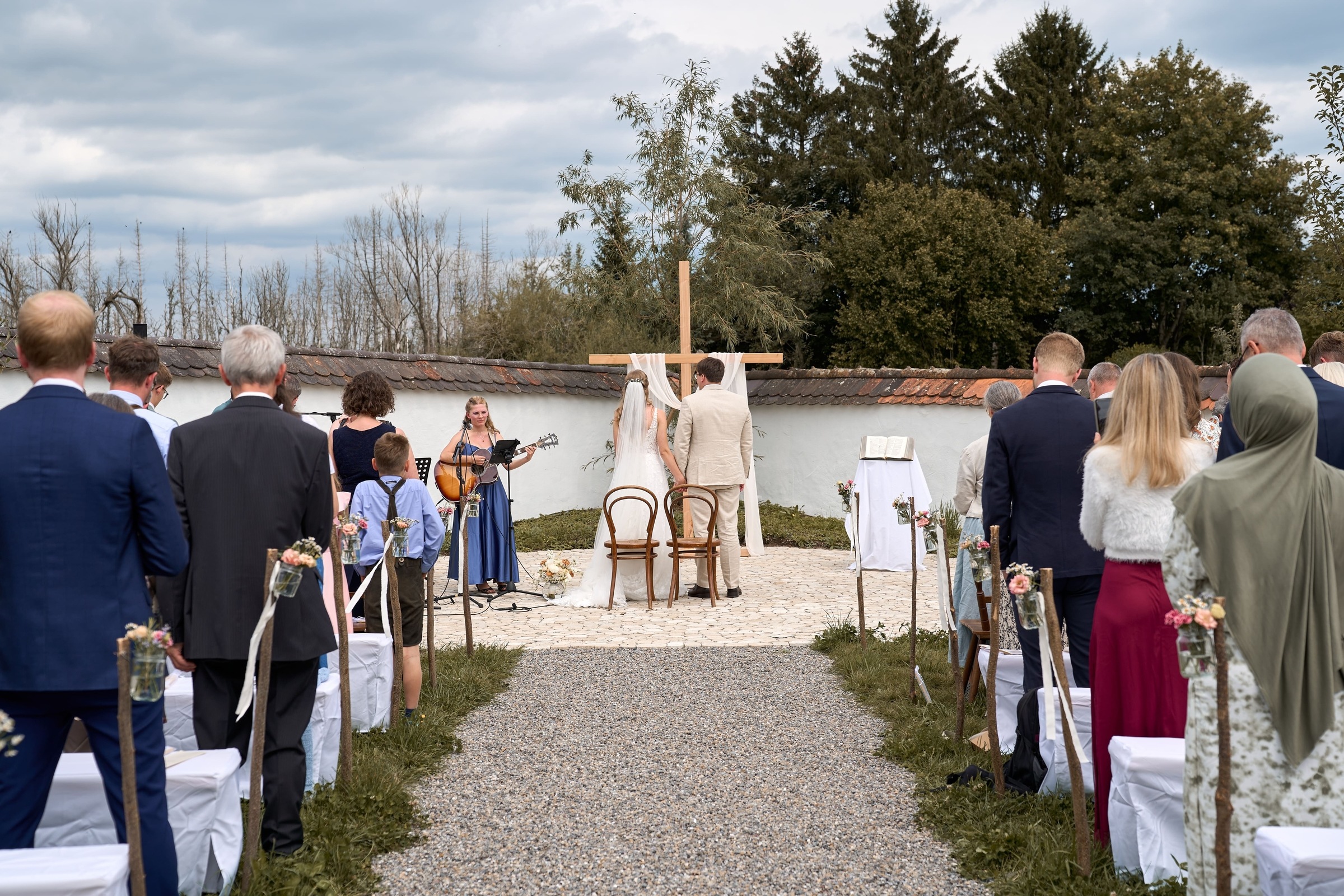 Trauung im romantischen Klostergarten
