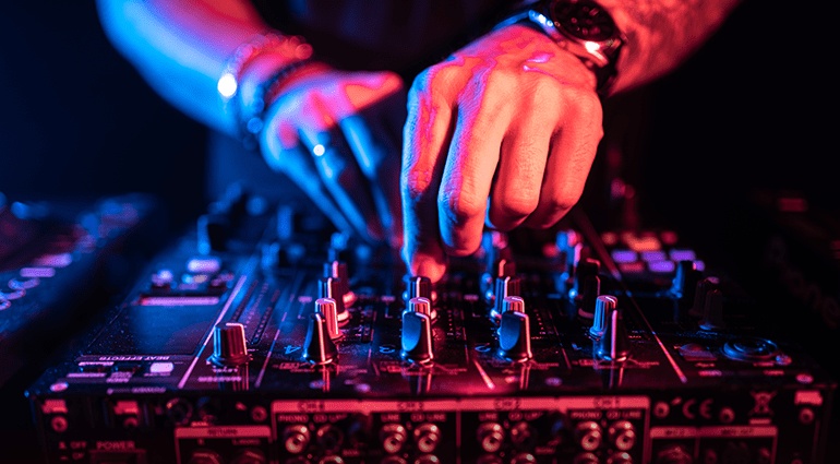 DJ Floky rocks the house!