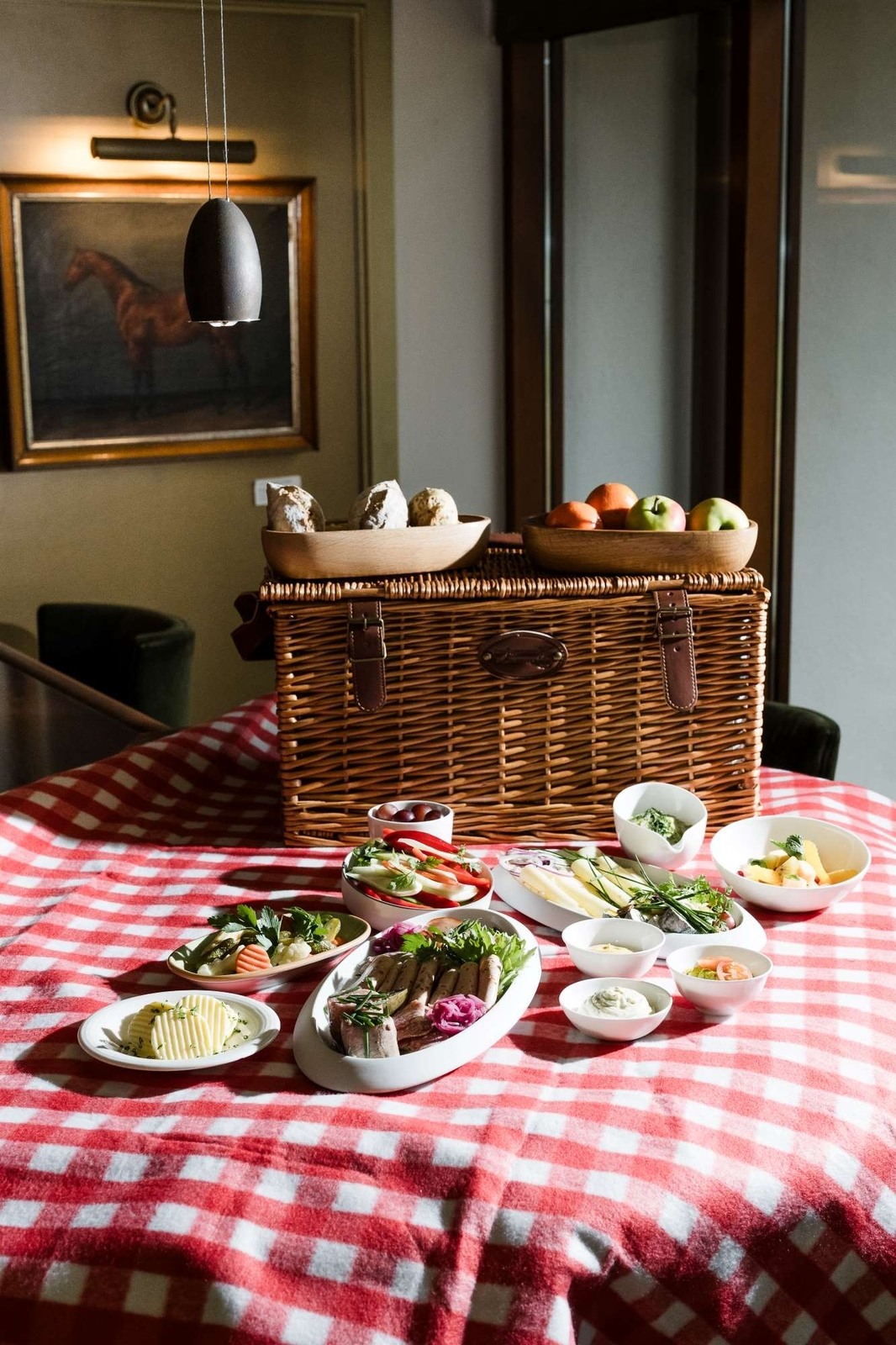 Picnic basket "The stag" image