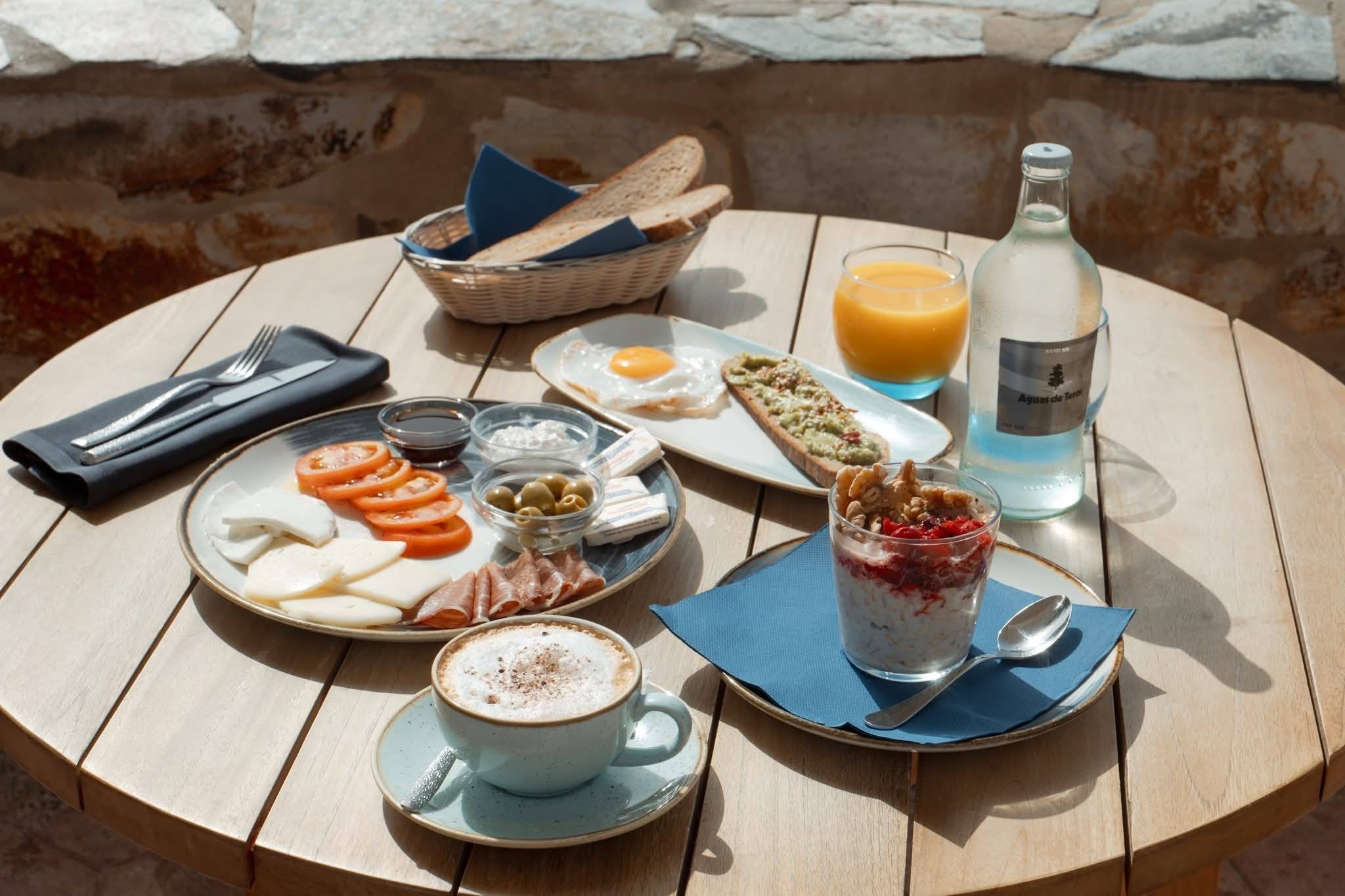Desayuno en el Restaurante Playa Las Gaviotas 9.00-11.30 am