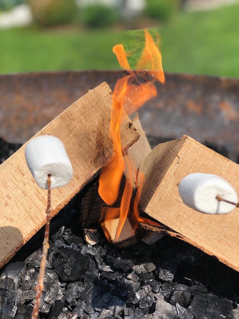 Lagerfeuer mit Marshmallows grillen bei der RiKi Alm für die ganze Familie