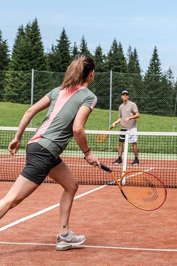 Tennisplatz & Ping Pong (Schlägerverleih gratis)