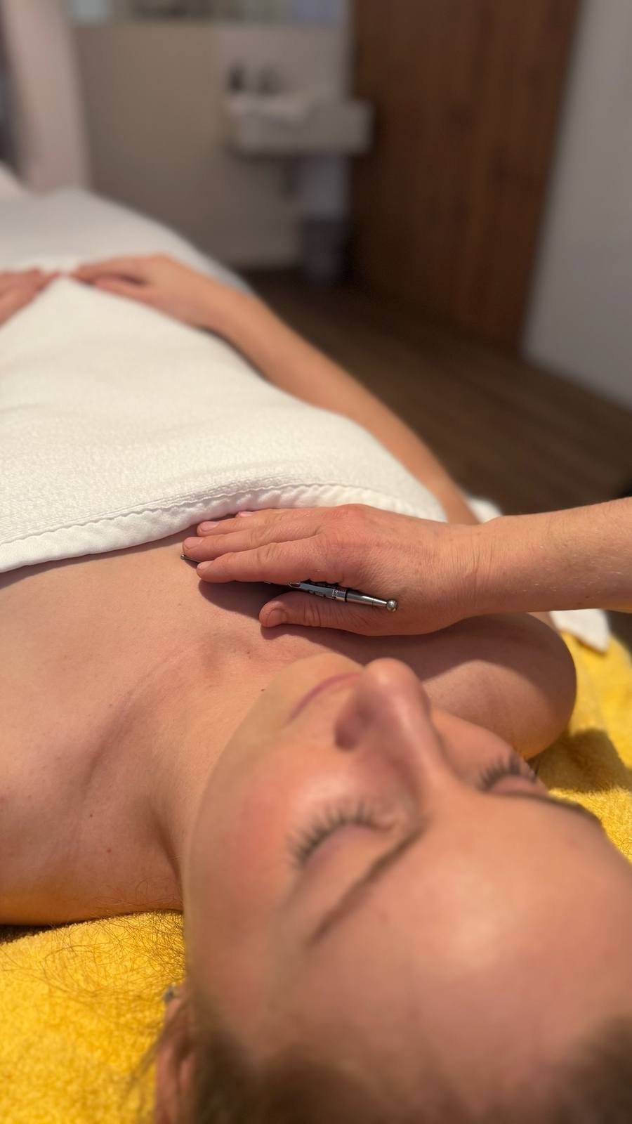 Manual therapy with meridian treatment