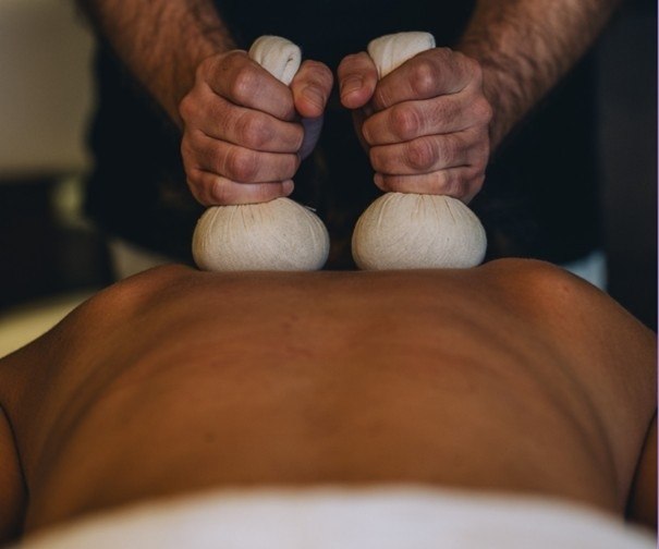 Kräuterstempelmassage