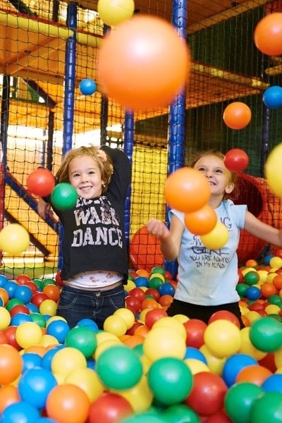 Adventurous childcare in the Playarena Tux