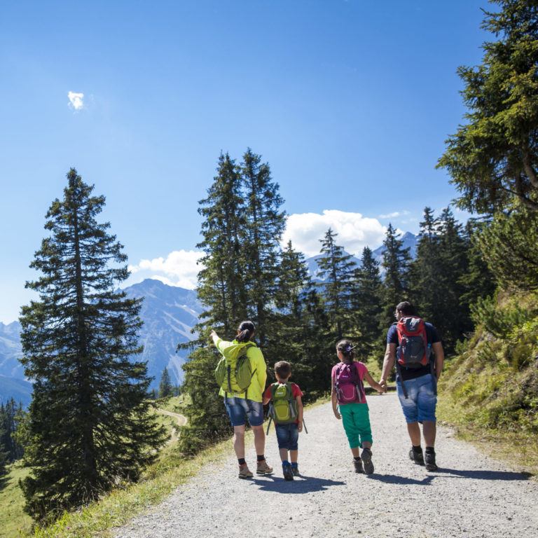 FAMILYTIME - 🥾 Family hike with Reinald - discover nature together