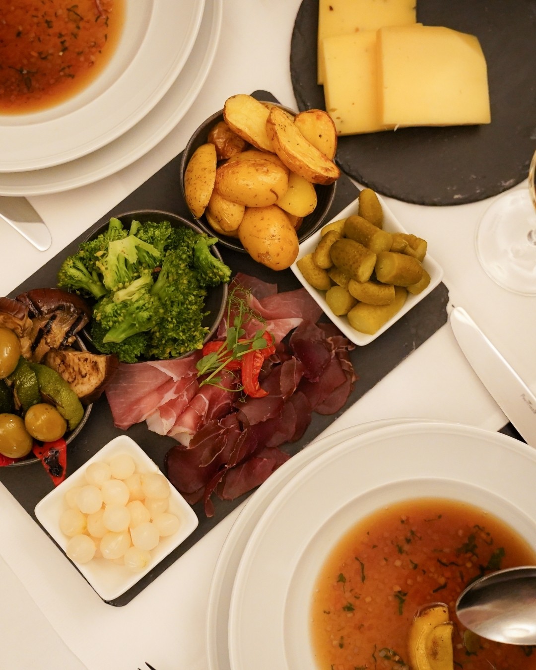 Alpenhüttenzauber: Raclette-Genuss