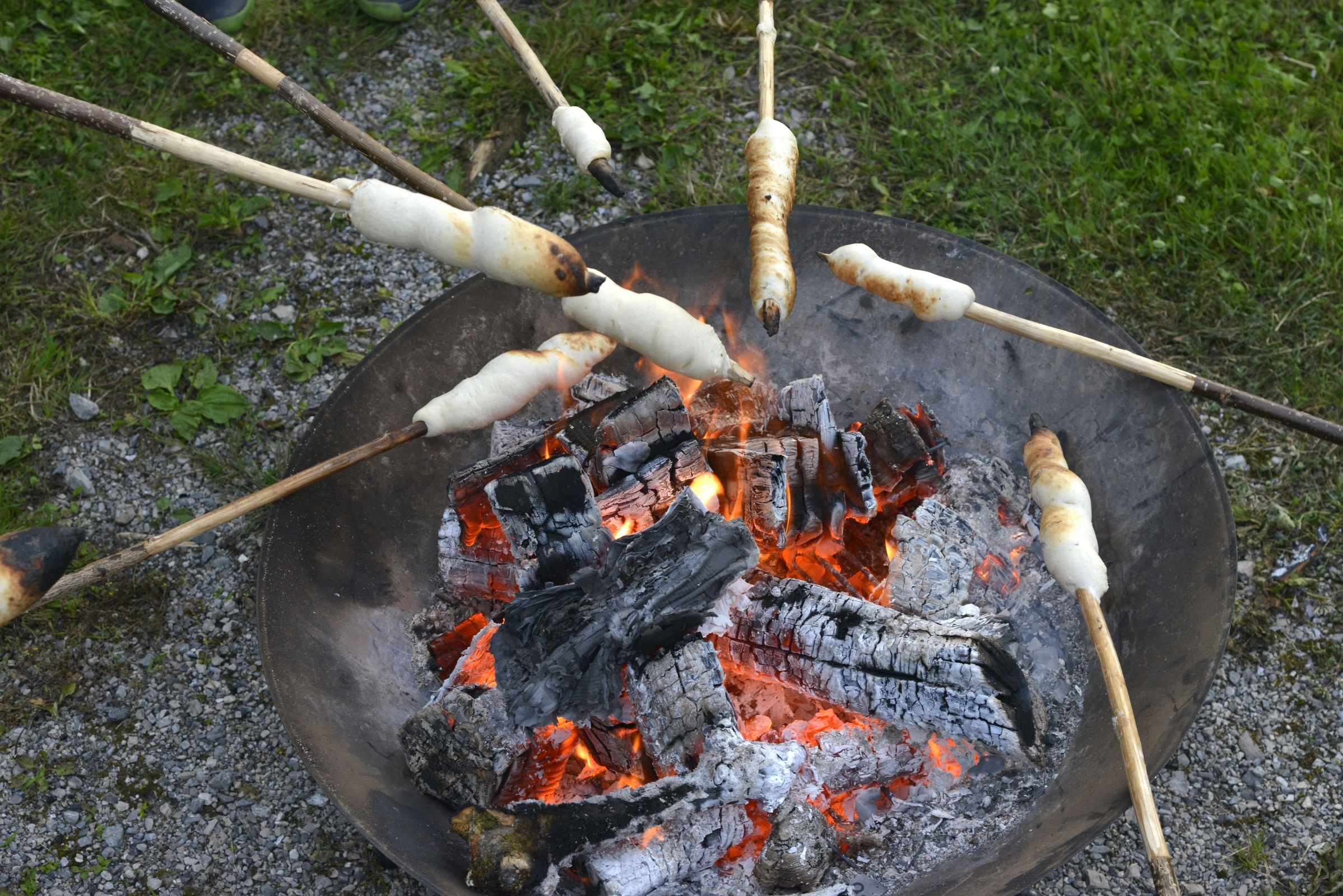Kampvuur met stokbrood