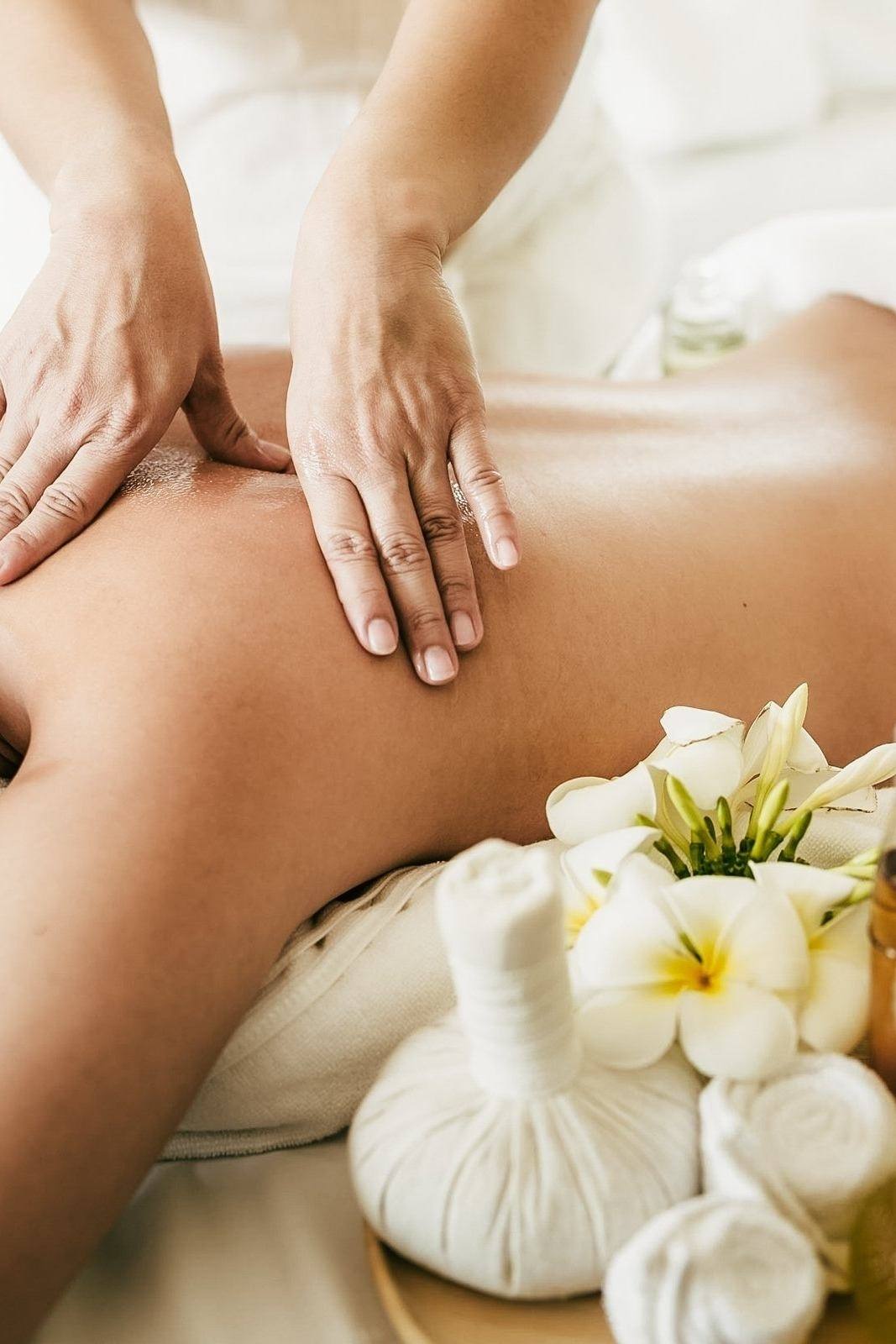 Rückenmassage mit Kräuterstempeln
