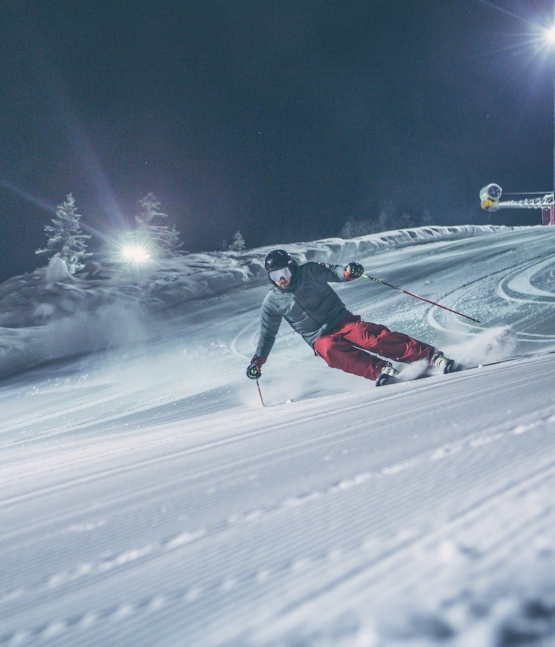 Night skiing and night tobogganing under floodlights