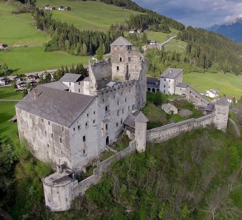 Experience tour at Heinfels Castle