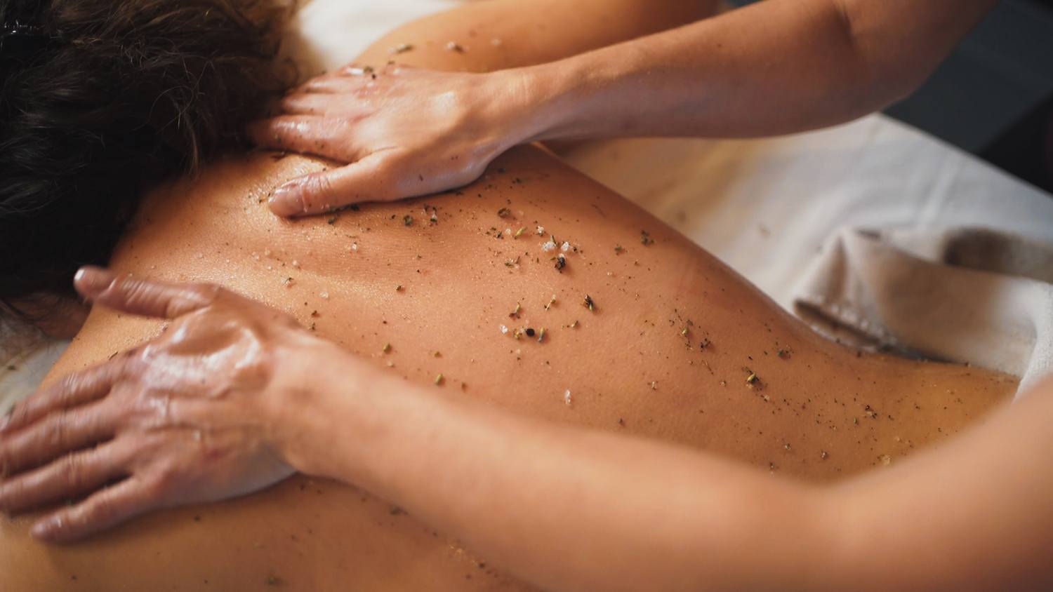 Massage mit Appenzeller-Kräuter-Stempeln