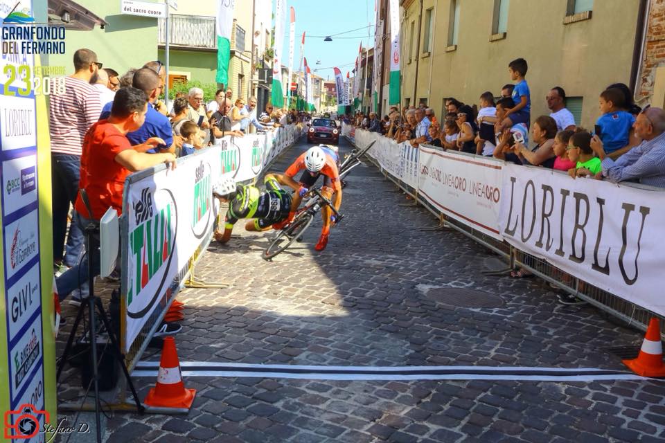 Contatto all'arrivo tra Trivarelli e Zoppi alla Gran Fondo dei Due Santuari del Fermano 2018, terza edizione