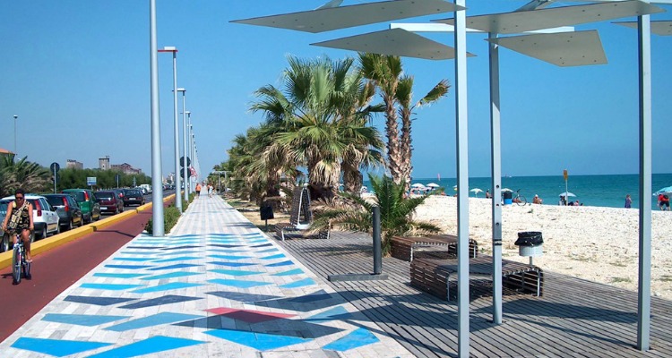 Il lungomare e la pista ciclabile di Porto Sant'Elpidio, con il mare a due passi
