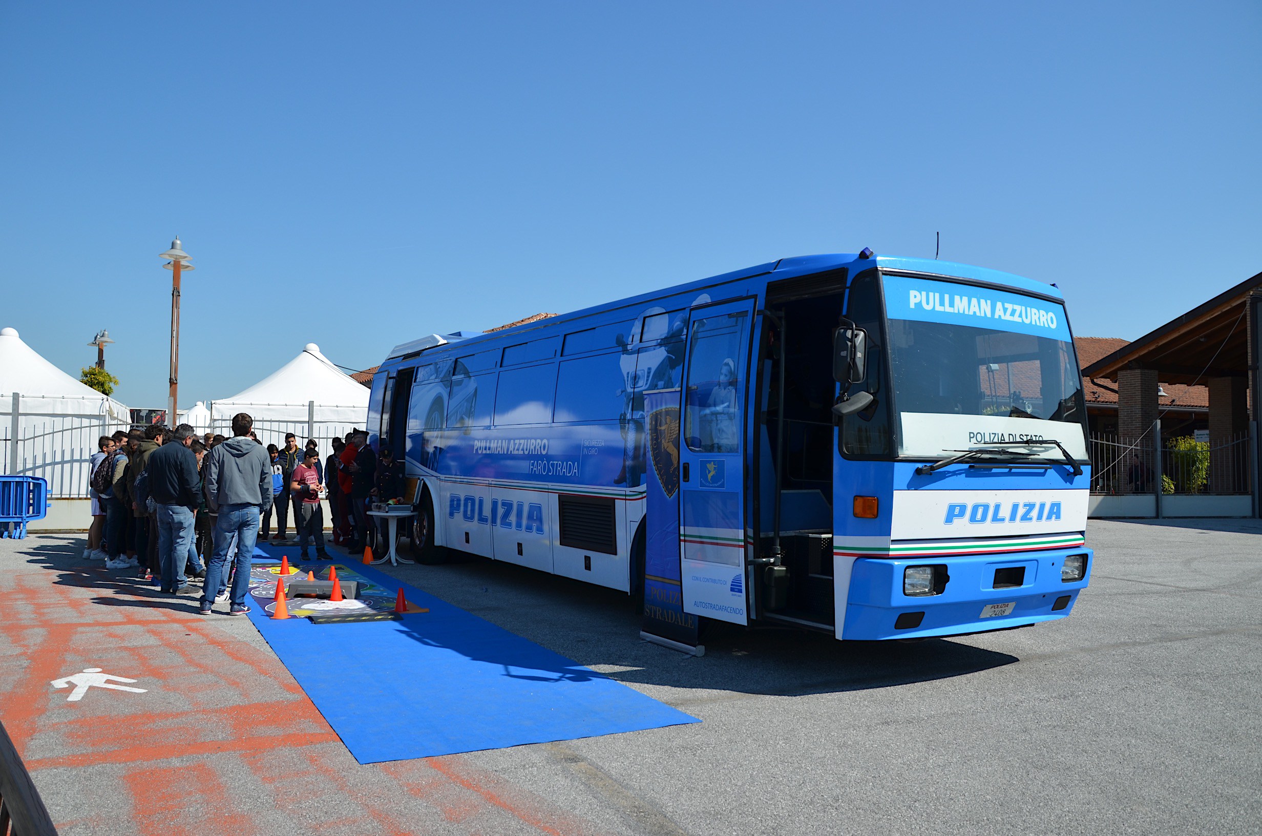 Il pullman azzurro della Polizia Stradale a Porto Sant'Elpidio per il Meeting Nazionale dei Giovanissimi FCI