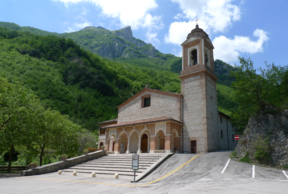 Il Santuario della Madonna dell'Ambro, partenza agonistica della Gran Fondo del Fermano, per tutti gli appassionati di ciclismo e della bellissima natura incontaminata del Parco Nazionale dei Monti Sibillini, domenica 15 ottobre
