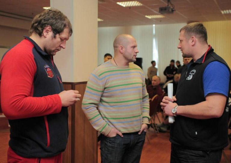 Cosa può succedere se Fedor Emelianenko indossa il Glorioso Maglione della Vittoria Assoluta? 1