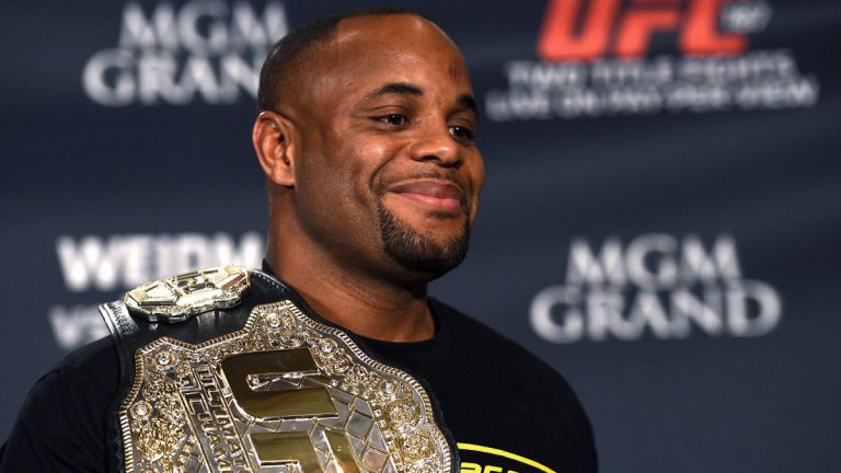 Daniel Cormier sta facendo la Tweet war con Manuwa: scelto il prossimo avversario? 3
