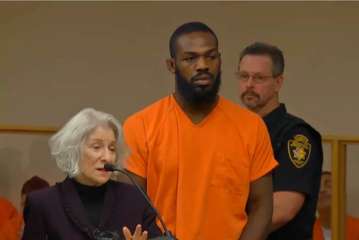 JON JONES MULTATO E SENZA LICENZA MA NON È FINITA 13