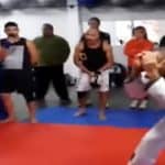 Un team di BJJ chiede a un team di Muay Thai di fare una sfida amichevole. 1