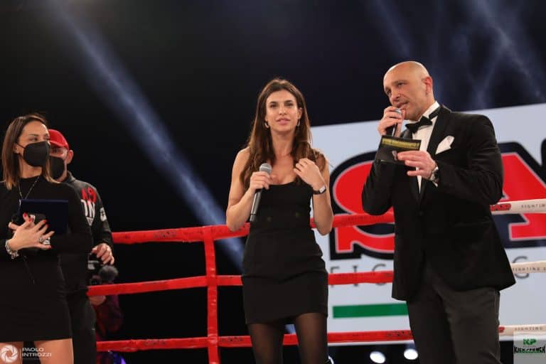 Elisabetta Canalis Tira di KickBoxing al The Night of Kick and Punch 12 2