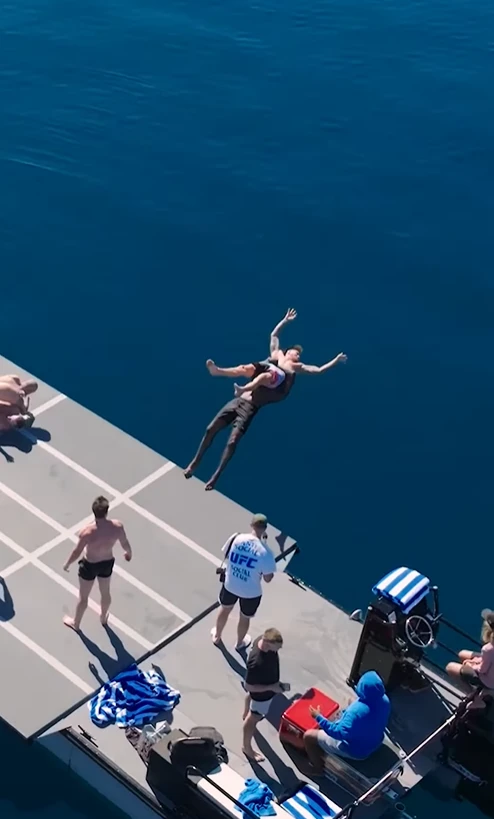 Sulla Barca che vorrei... Zuckerberg lotta con Volkanovski, Adesanya fa una bella suplex a un malcapitato 1