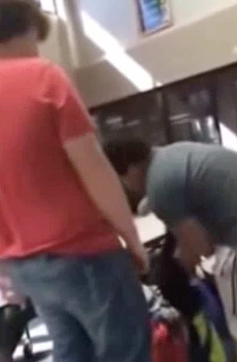 Bully Destroyer: ragazzo basso devasta il bullo con una combinazione 8