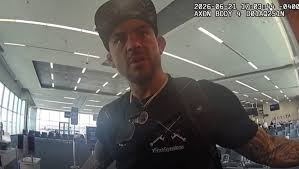 L'ex star Dustin Poirier è stato arrestato per ubriachezza molesta. 1