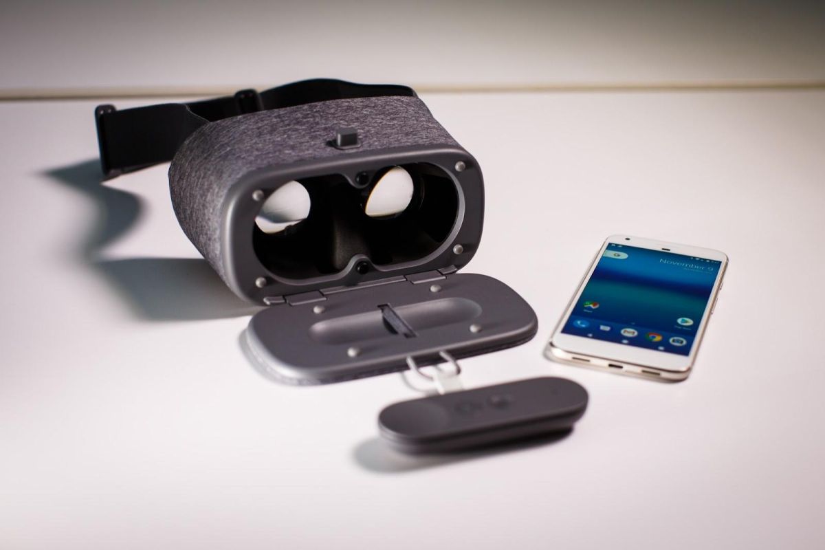 Google Daydream View. Photo by Josh Miller