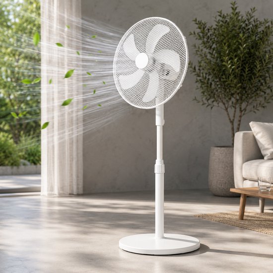 Witte Kinzo staande ventilator 40 cm met 3 snelheden en verstelbare hoogte in een lichte woonkamer