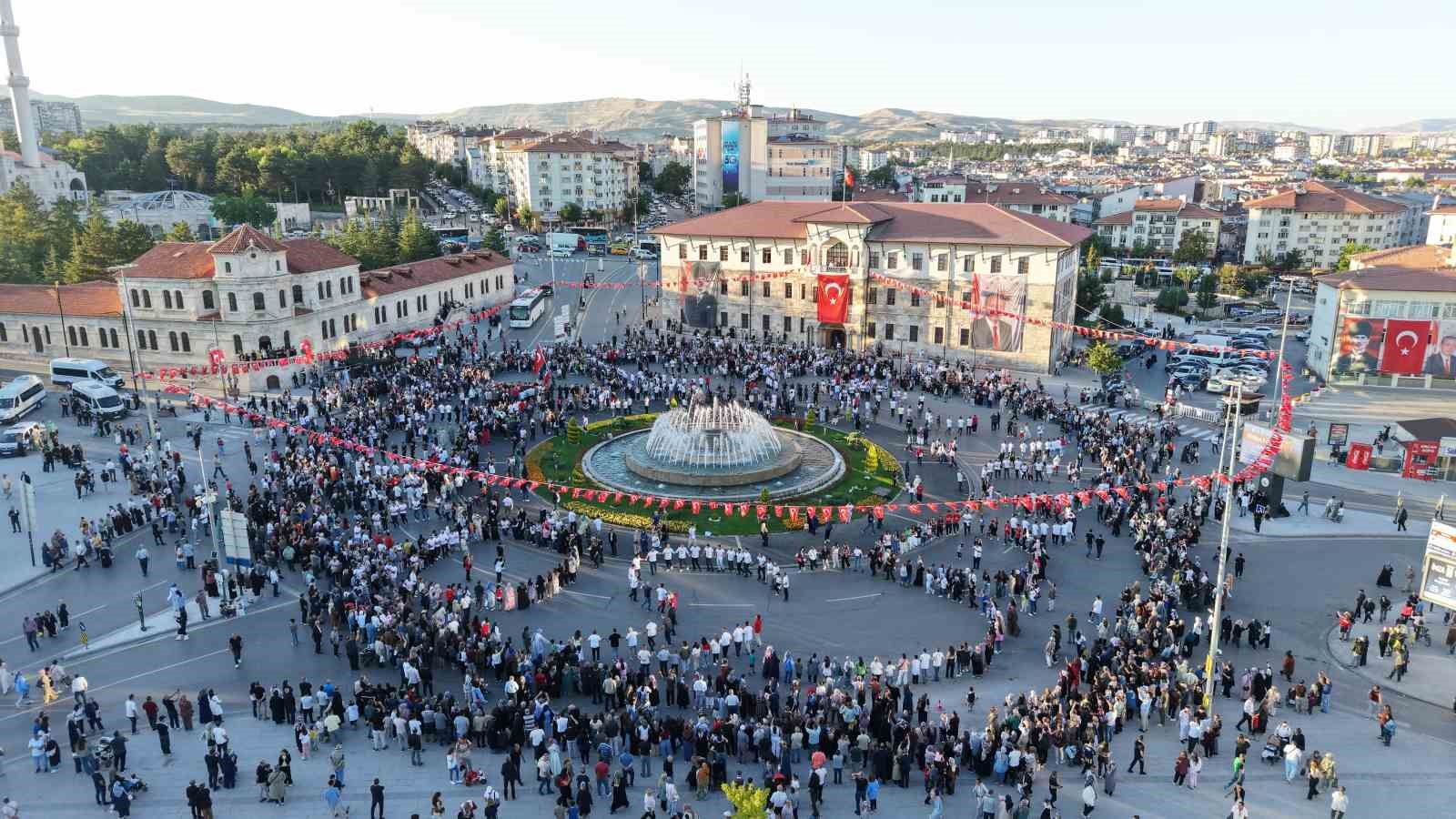 Dünyanın En Büyük Halayı Oluşturmak İçin Sivas