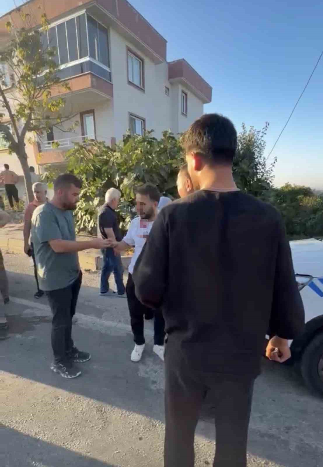 Hafriyat kamyonu park halindeki araçları biçip bahçeye düştü