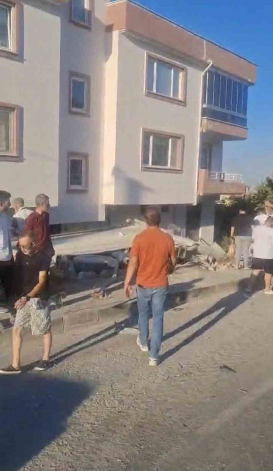 Hafriyat kamyonu park halindeki araçları biçip bahçeye düştü