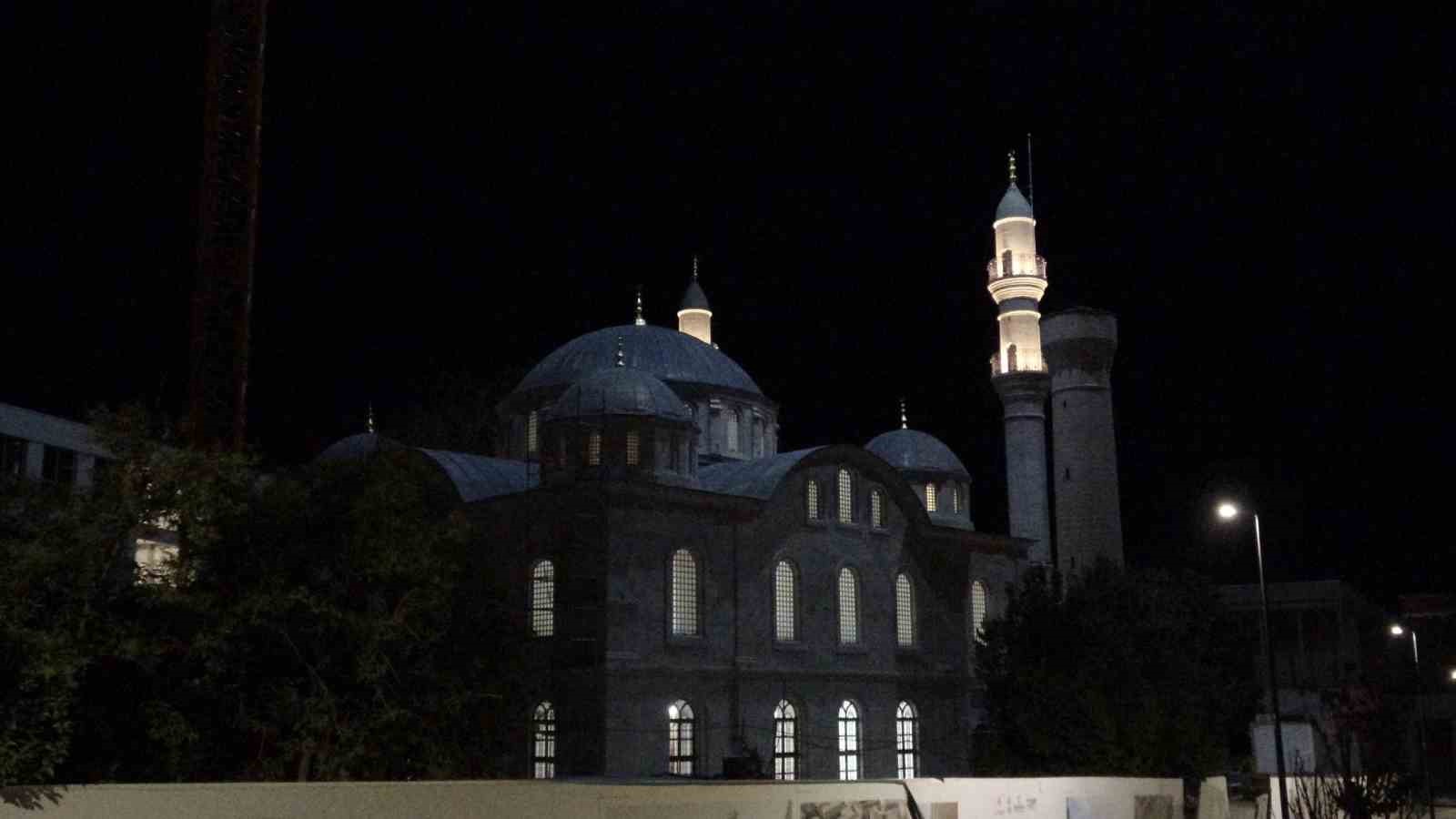 Depremde yıkılan Yeni Cami