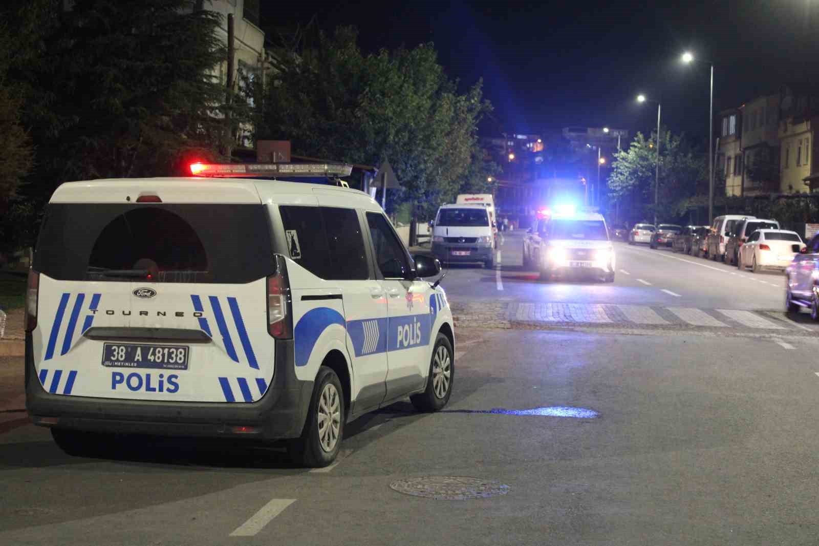 Akrabalar arasında bıçaklı kavga: 1 yaralı