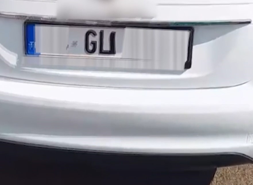Plakada bant ile yapılan harf değişikliğine 140 bin TL ceza, 30 gün trafikten men