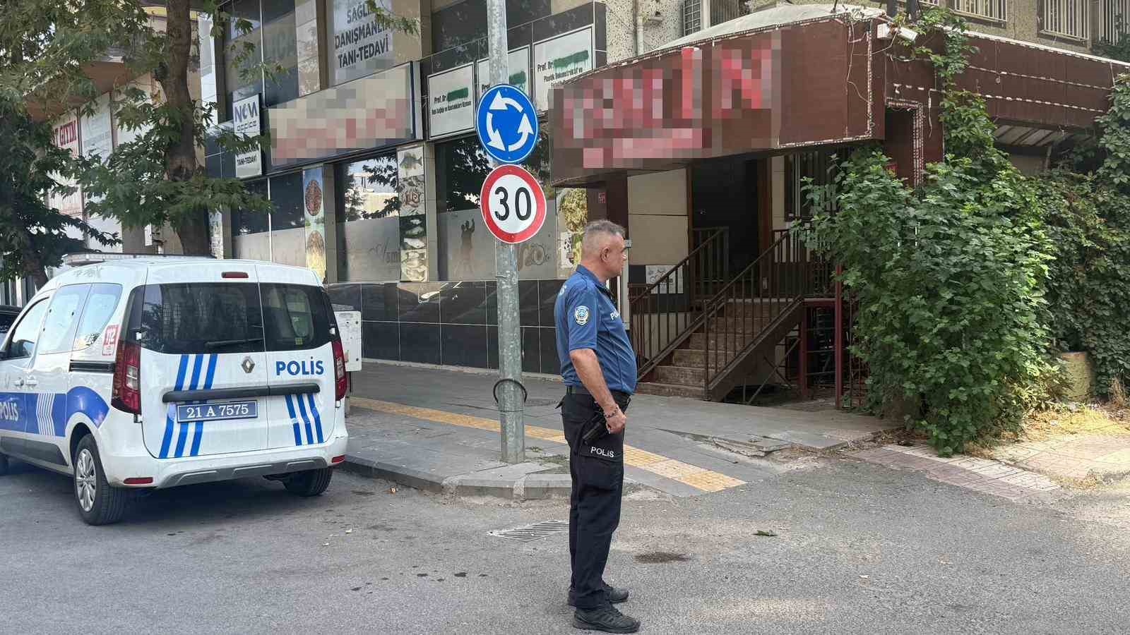 Eski diş kliniğinden geçişle açılan mühürlü eğlence mekanı